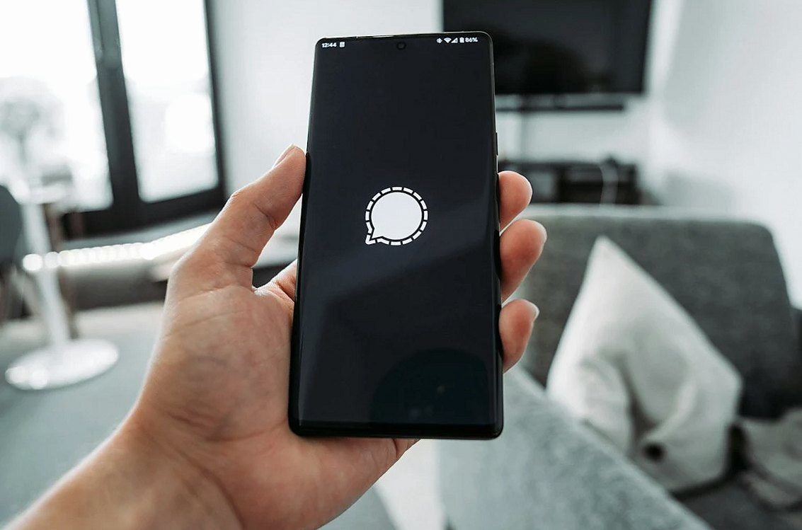 スマートフォンを手に持っているところ